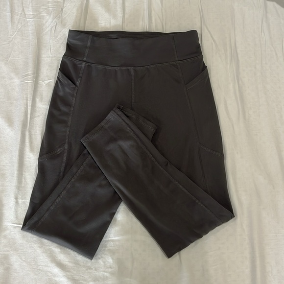 Size L (10/12) Girls All in Motion Gray Leggings with side pockets - Picture 2 of 4